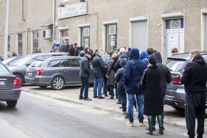 Luko Balandžio / 15min nuotr./Žmonės perka dezinfekcinį skystį „Vilniaus degtinės“ parduotuvėje