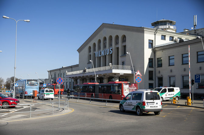 Luko Balandžio / 15min nuotr./Specialiosios tarnybos ir autobusai laukia atvykstančių keleivių