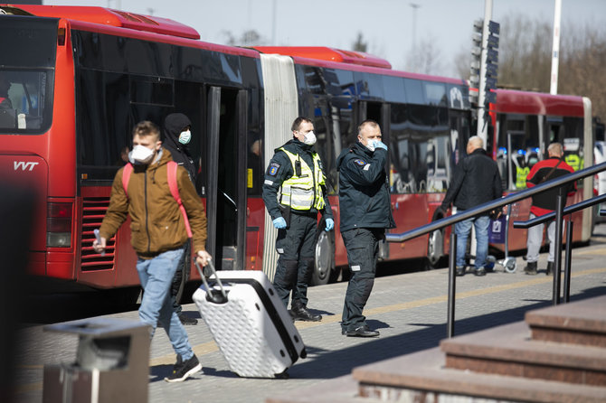 Luko Balandžio / 15min nuotr./Specialiosios tarnybos ir autobusai laukia atvykstančių keleivių