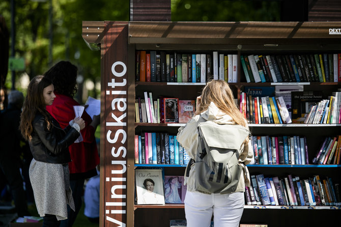 Luko Balandžio / 15min nuotr./Trečiajam sezonui Lukiškių aikštėje atsidarė „Vilnius skaito“ skaitykla