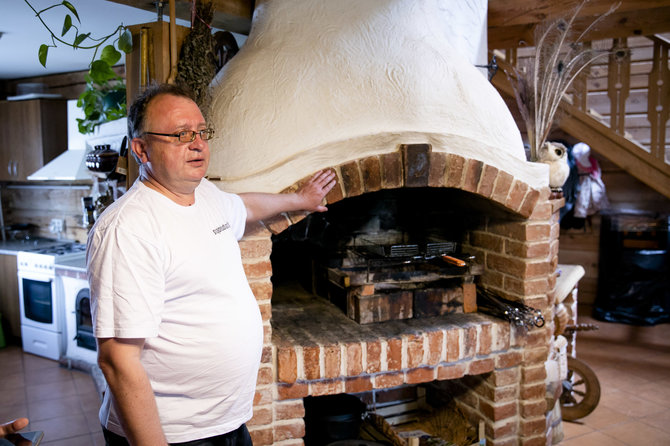 Luko Balandžio / 15min nuotr./Gintaras prie duonkepės