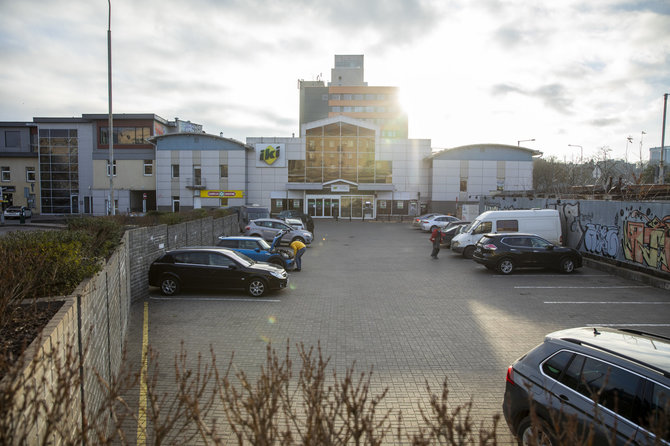 Luko Balandžio / 15min nuotr./Parduotuvės „Iki“ stovėjimo aikštelė