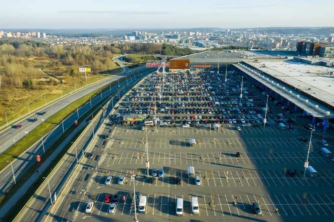 Luko Balandžio / 15min nuotr./Prekybos centro „Akropolis“ stovėjimo aikštelė 