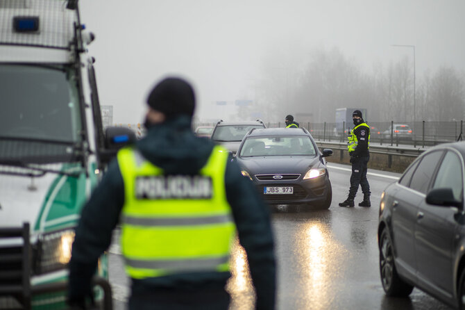 Luko Balandžio / 15min nuotr./Stacionarus policijos kontrolės postas