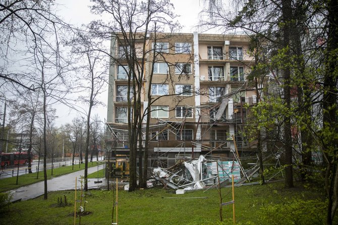 Luko Balandžio / 15min nuotr./Antakalnyje nuo renovuojamo daugiabučio vėjas nuplėšė pastolius