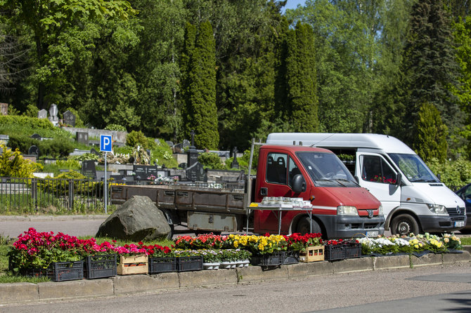 Luko Balandžio / 15min nuotr./Prekyba gėlėmis prie Rokantiškių kapinių