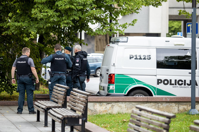 Luko Balandžio / 15min nuotr./Policijos pareigūnai ruošiasi mitingui prie Vyriausybės