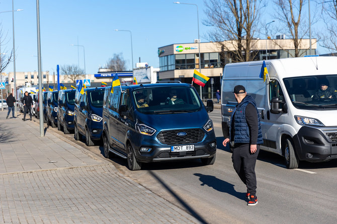 Luko Balandžio/Žmonės.lt nuotr./Pajudėjo 10 keleivinių mikroautobusų su Lietuvos verslo ir gyventojų parama Ukrainos žmonėms