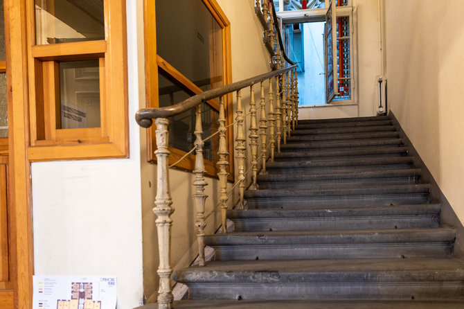 Lukas Balandis / BNS nuotr./Laiptai name, ant kurių matyti kabliukai