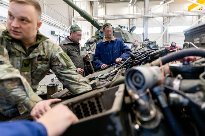 Lukas Balandis / BNS nuotr./Generolo Romualdo Giedraičio artilerijos bataliono kariai apmoko Ukrainos mechanikus remontuoti savaeiges haubicas „PzH 2000“.