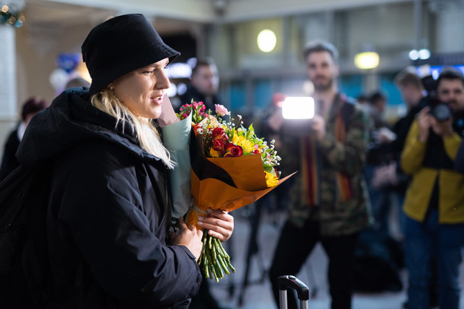 Lukas Balandis / BNS nuotr./Rūta Meilutytė Vilniaus oro uoste