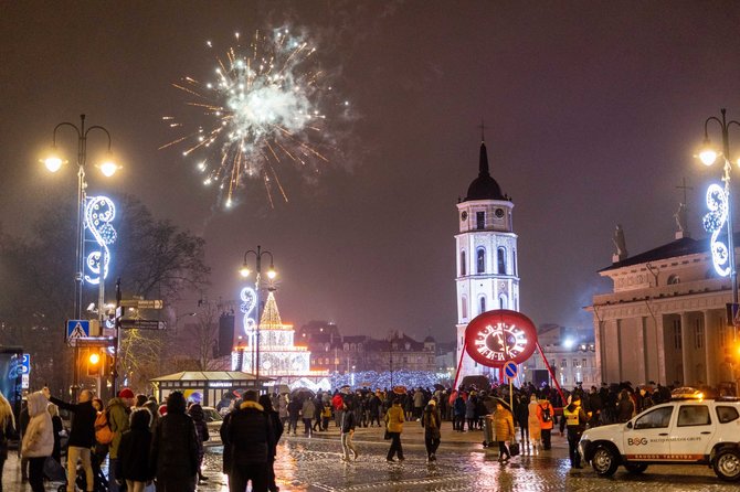 Lukas Balandis / BNS nuotr./Naujųjų metų sutikimas Vilniaus Katedros aikštėje