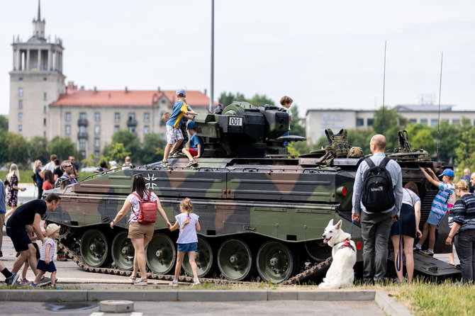 Lukas Balandis / BNS nuotr./NATO festivalis prie Baltojo tilto