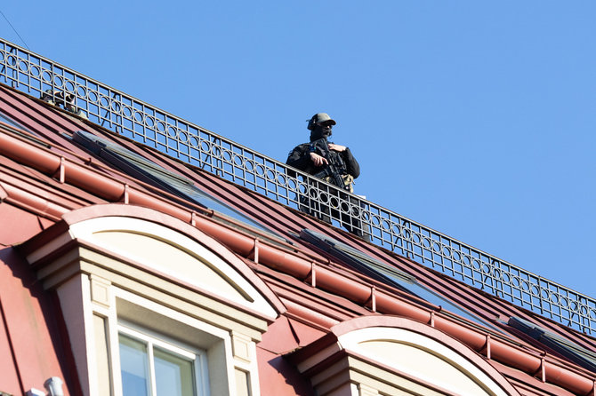 Lukas Balandis / BNS nuotr./Snaiperiai ant stogų