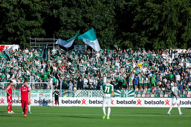 Lukas Balandis / BNS nuotr./Pilnos LFF stadiono tribūnos