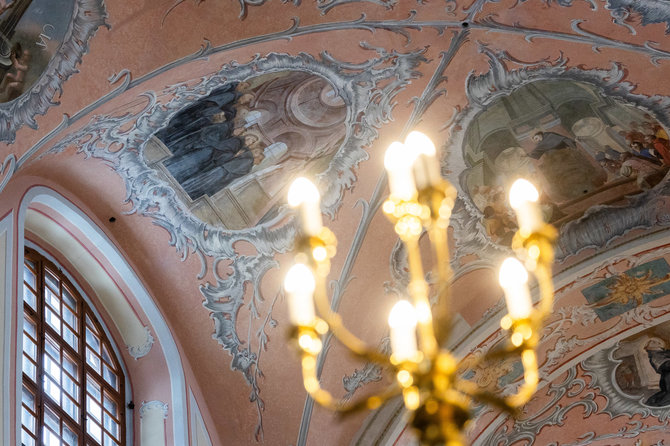 Lukas Balandis / BNS nuotr./Restauruotos Vilniaus Švč. Mergelės Marijos ėmimo į dangų bažnyčios freskos