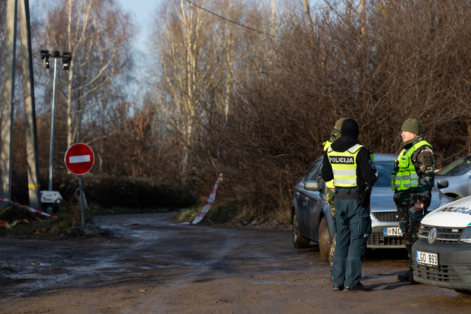 Lukas Balandis / BNS nuotr./Policija dronu filmavo vietą, kurioje nukrito lėktuvas