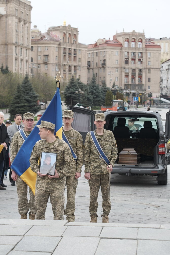 Mato Vaišnoro nuotr./Atsisveikinimo su Ukrainoje mūšio lauke žuvusiu Tomu Valentėliu ceremonija Kyjive