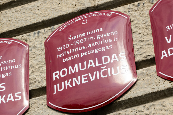 Lukas Balandis / BNS nuotr./Memorialinė lenta, skirta Romualdui Juknevičiui.