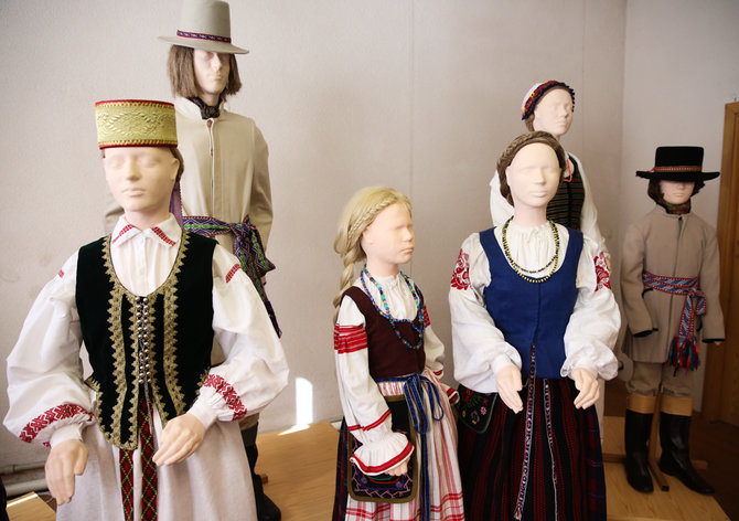 Luko Balandžio/Žmonės.lt nuotr./Jolantos Rimkutės ir Ievos Ševiakovaitės šiuolaikinių tautinių kostiumų modeliai