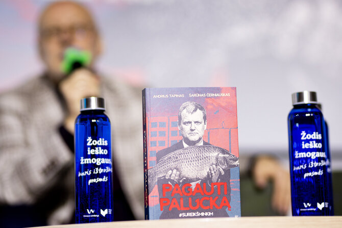 Lukas Balandis / BNS nuotr./Andriaus Tapino ir Šarūno Černiausko knygos „Pagauti Palucką“ pristatymas