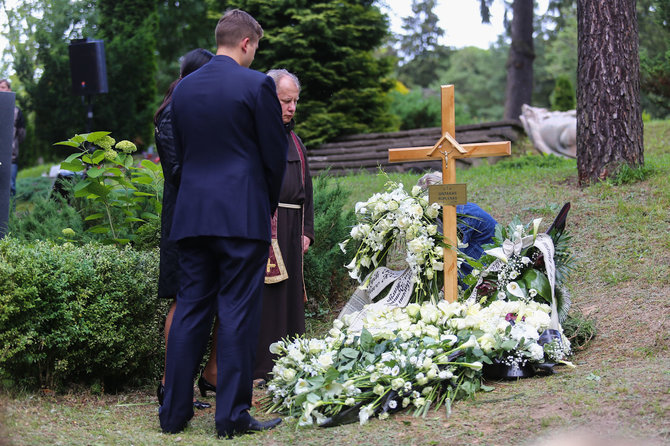 Luko Balandžio/Žmonės.lt nuotr./Laidotuvių akimirka