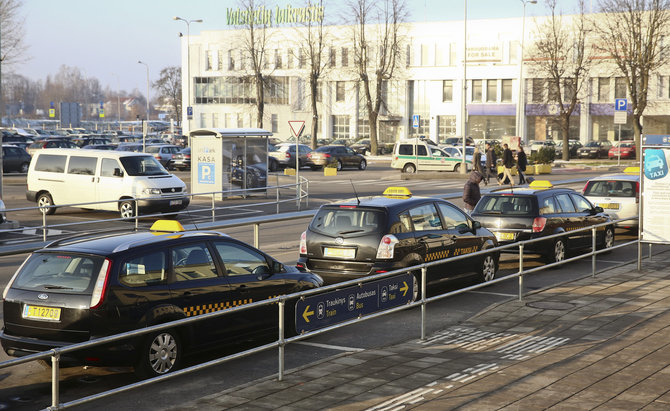 Luko Balandžio/Žmonės.lt nuotr./Taksi automobiliai prie oro uosto