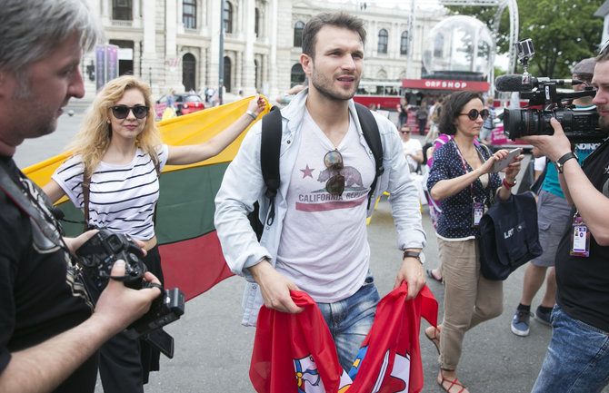 Luko Balandžio/15min.lt nuotr./Vaidas Baumila ir Monika Linkytė „Eurovizijos“ kaimelyje susitiko su lietuviais