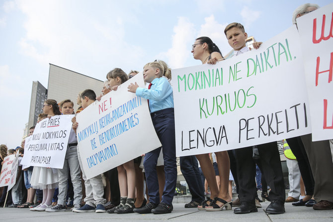 Luko Balandžio/15min.lt nuotr./Vilniaus J.Lelevelio mokyklos bendruomenė piketuoja