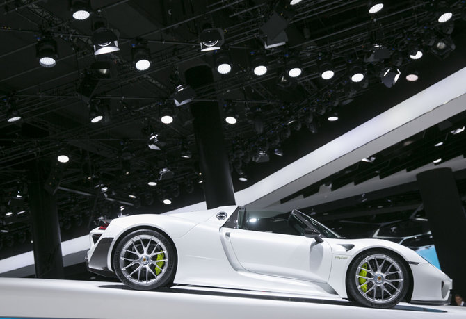 Luko Balandžio/15min.lt nuotr./„Porsche“ automobilių stendas Frankfurto automobilių parodoje
