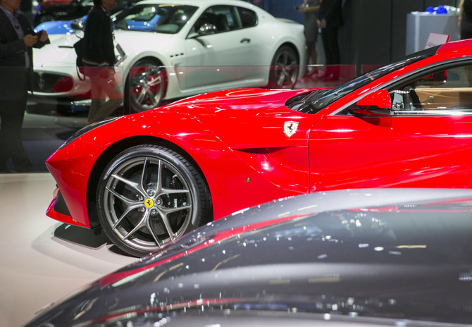 Luko Balandžio/15min.lt nuotr./„Ferrari“ stendas Frankfurto automobilių parodoje
