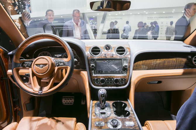 Luko Balandžio/15min.lt nuotr./„Bentley Bentayga“ Frankfurto automobilių parodoje