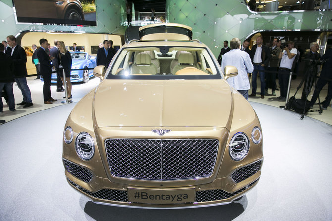 Luko Balandžio/15min.lt nuotr./„Bentley Bentayga“ Frankfurto automobilių parodoje
