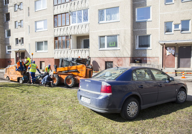 Luko Balandžio / 15min nuotr./Tvarkomas Gelvonų g.  3 namo kiemas