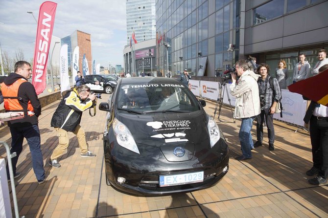 Luko Balandžio / 15min nuotr./Elektromobilių lenktynių dalyviai Europos aikštėje