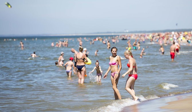 Luko Balandžio / 15min nuotr./Poilsiautojai Palangos paplūdimyje