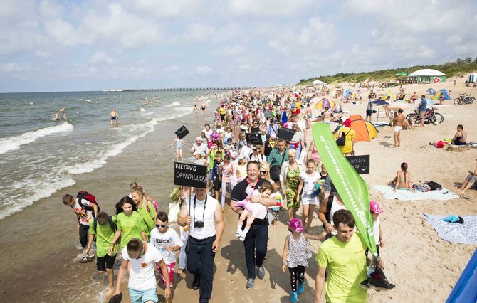 Luko Balandžio / 15min nuotr./Vaikų eisena prie jūros