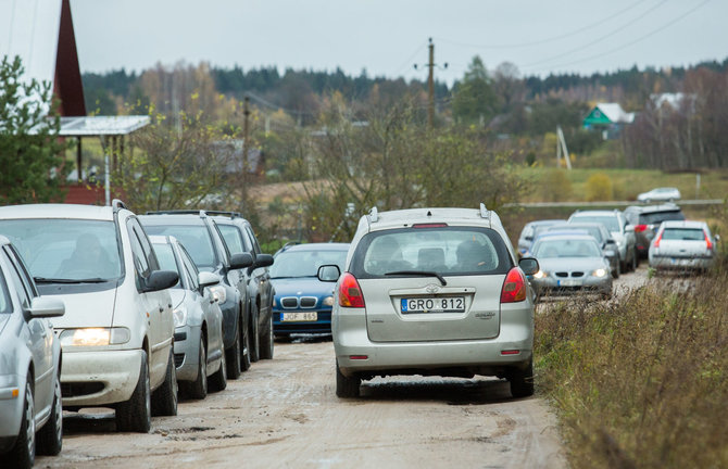 Luko Balandžio / 15min nuotr./Pasiekti Karveliškių kapines geriausia apsiavus botais ir turint kantrybės