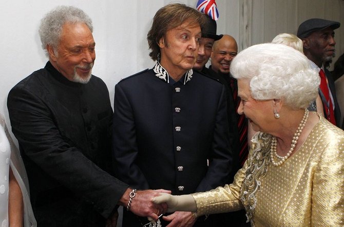 Iš kairės: seras Tomas Jonesas ir seras Paulas McCartney su karaliene Elizabeth II
