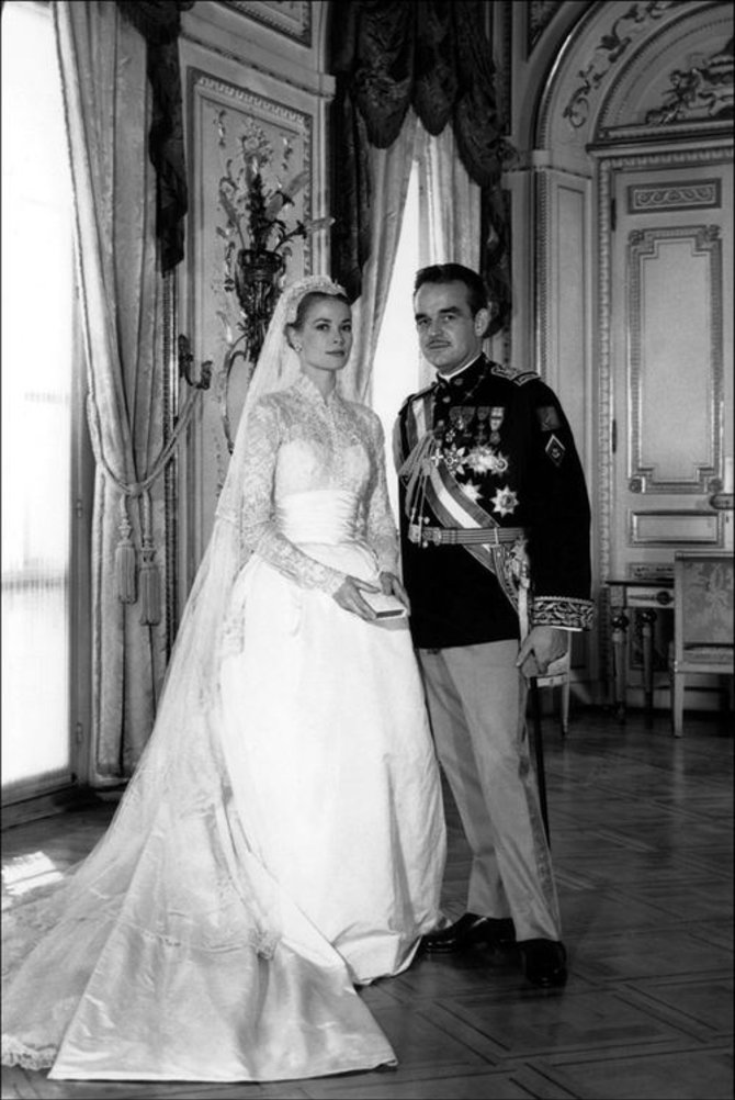 „Scanpix“ nuotr./Monako princas Rainieras III ir Grace Kelly vestuvių dieną (1956 m.)