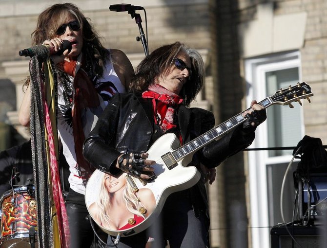 „Scanpix“ nuotr./„Aerosmith“ vokalistas Stevenas Tyleris (kairėje) ir gitaristas Joe Perry
