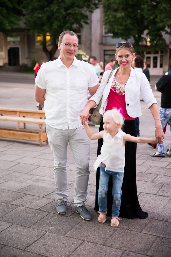 Viganto Ovadnevo/Žmonės.lt nuotr./Sandra Daukšaitė Petrulėnė su vyru ir dukra