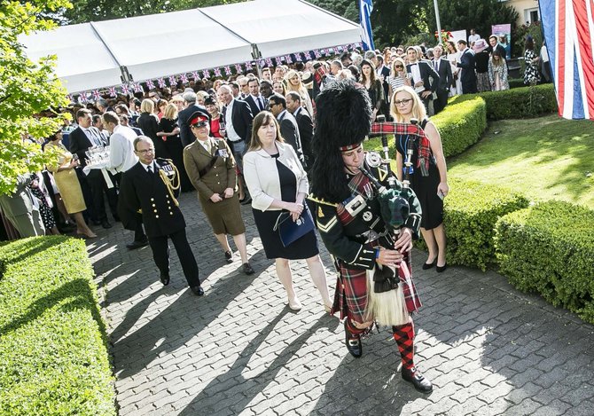 Viganto Ovadnevo/Žmonės.lt nuotr./Elizabeth II 90-ojo gimtadienio minėjimas Vilniuje