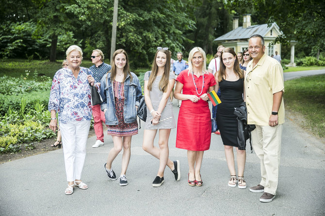 Viganto Ovadnevo/Žmonės.lt nuotr./Tadas Vizgirda su žmona Renata, mama Danguole, dukromis Dominyka ir Greta bei jų drauge Nikole