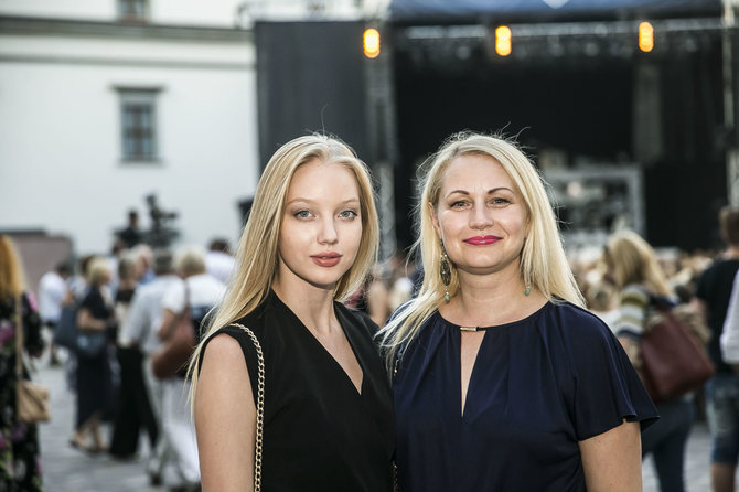 Viganto Ovadnevo/Žmonės.lt nuotr./Karolina Toleikytė ir mama Kristina Toleikienė