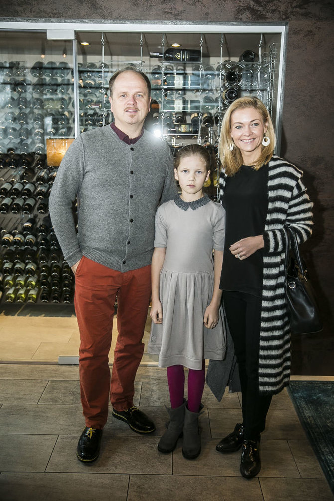 Viganto Ovadnevo/Žmonės.lt nuotr./Edmundas Seilius ir Kristina Zmailaitė su dukra Barbora