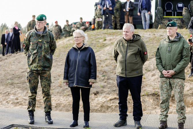 Teodoro Biliūno / BNS nuotr./Lietuvos ir Vokietijos gynybos ministrų apsilankymas Vokietijos brigados karių pratybose