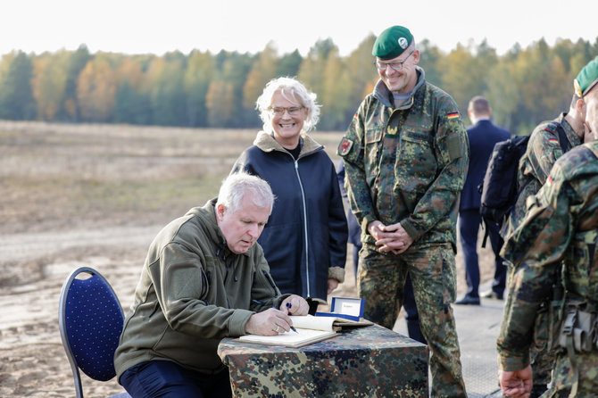 Teodoro Biliūno / BNS nuotr./Lietuvos ir Vokietijos gynybos ministrų apsilankymas Vokietijos brigados karių pratybose