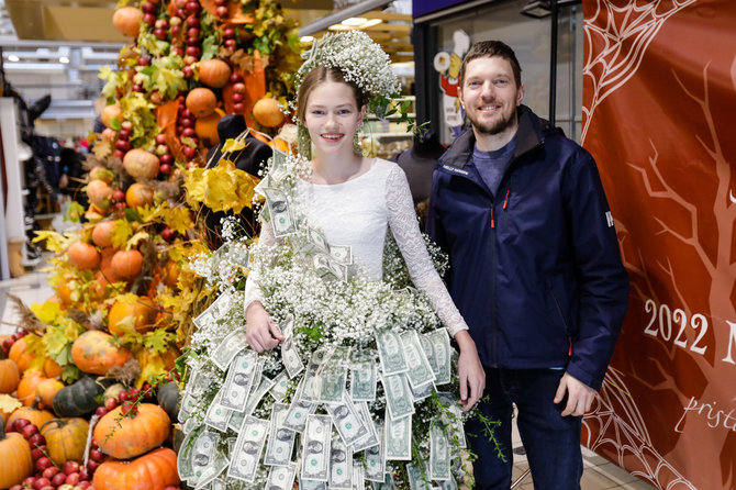 Teodoro Biliūno / BNS nuotr./Modesto Vasiliausko sukurta suknelė iš dolerių – modelis Lilija su tėčiu