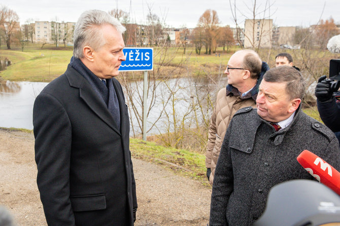 Teodoro Biliūno / BNS nuotr./Prezidentas Gitanas Nausėda ir Kėdainių meras Valentinas Tamulis